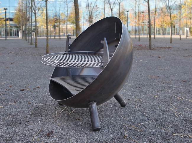 Bubble Fix Grill von Metall Werk Zürich AG auf drei Beinen mit Edelstahl Grillrost