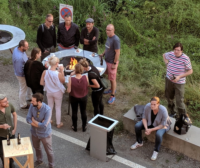 Feuerküche als Partygrill mit runder Ablagefläche