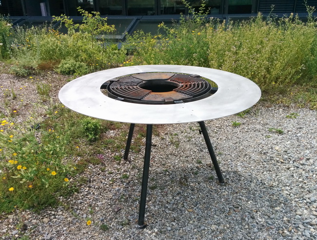 Feuerküche als Partygrill mit runder Ablagefläche