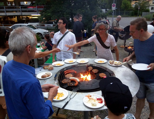 Feuerküche als Partygrill mit runder Ablagefläche Geschirr