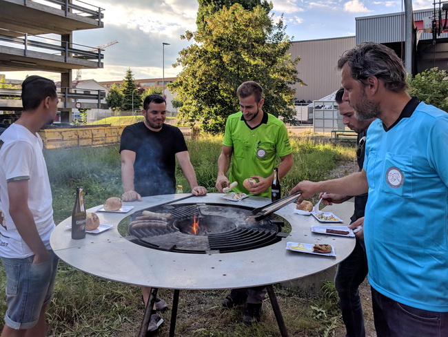 Feuerküche als Partygrill mit runder Ablagefläche Team
