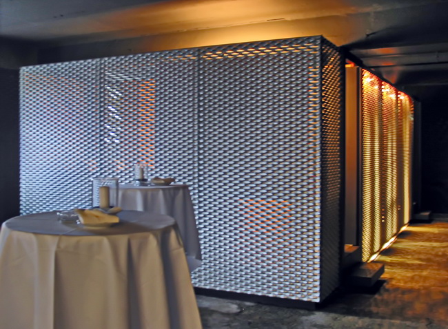 WC Container Einbau im Keller von Restaurant Giesserei Oerlikon mit Streckmetall und Licht