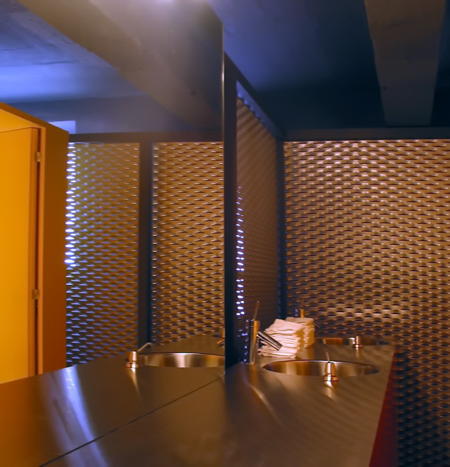 WC Container Einbau im Keller von Restaurant Giesserei Oerlikon mit Streckmetall und Licht