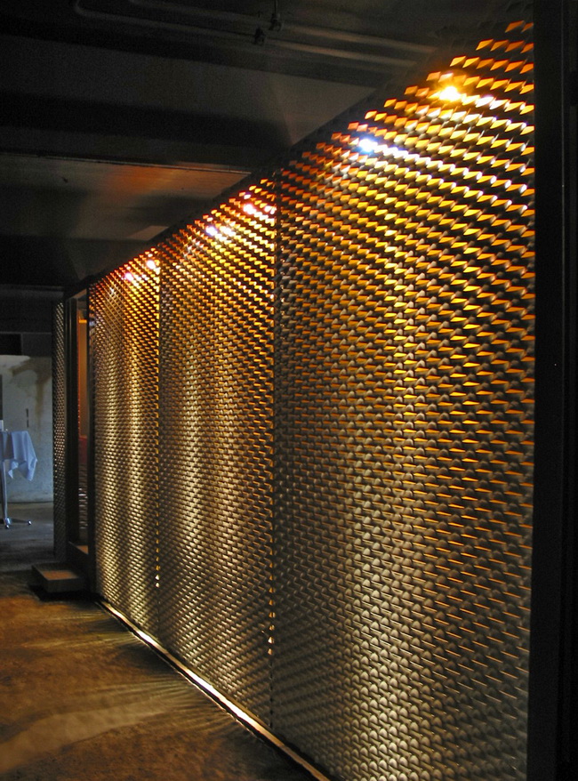 WC Container Einbau im Keller von Restaurant Giesserei Oerlikon mit Streckmetall und Licht