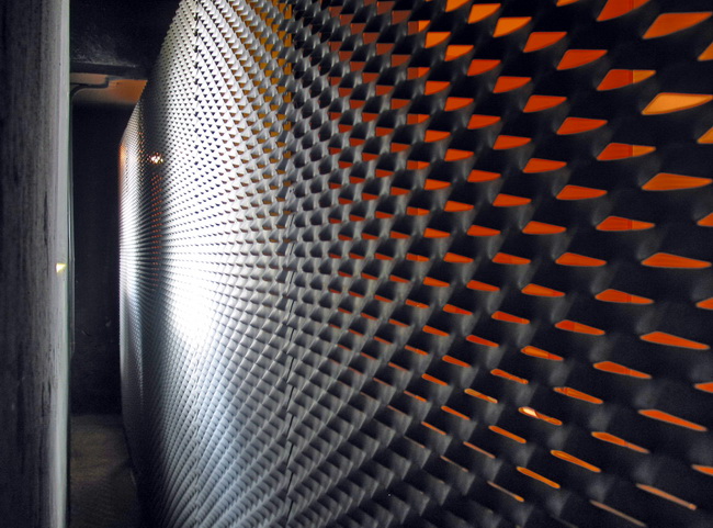 WC Container Einbau im Keller von Restaurant Giesserei Oerlikon mit Streckmetall und Licht