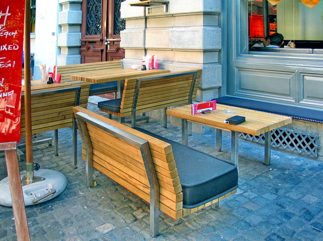 Outdoor- Möbel für Restaurant Aussenbereicht aus Edelstahl und Eichenholz