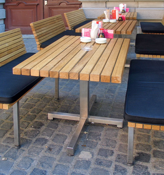 Outdoor- Möbel für Restaurant Aussenbereicht aus Edelstahl und Eichenholz