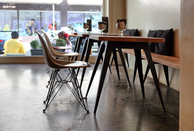 Bistrotische Modell "Schnell" mit speziellem Bankgestell