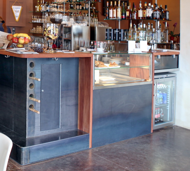 Kühlvitrine und Ablage für Zeitungen