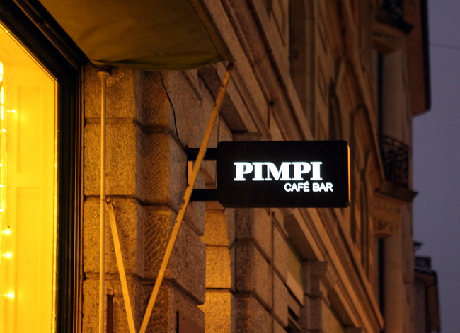 Das Leuchtschild an der Fassade aussen