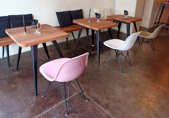 Die Bistrotische mit Tischfläche aus massiver Platane