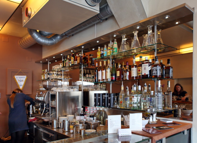 Die Bar in Betrieb mit der Spiegelrückwand und Flaschenregal