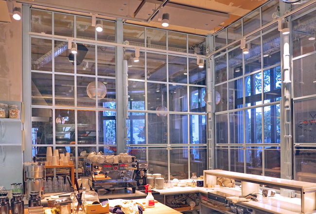 Verglasungen mit Hubfenster für Bäckerei Theke