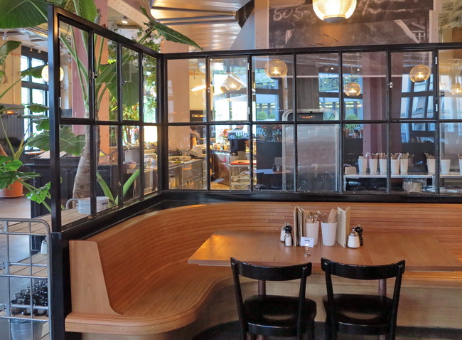 Trennwand im Kaffee mit einfachen Verglasungen