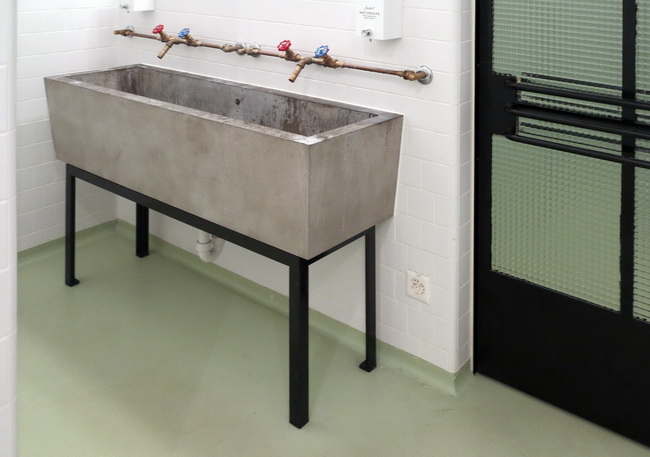 Waschtisch in den Toiletten mit Stahl Unterbau