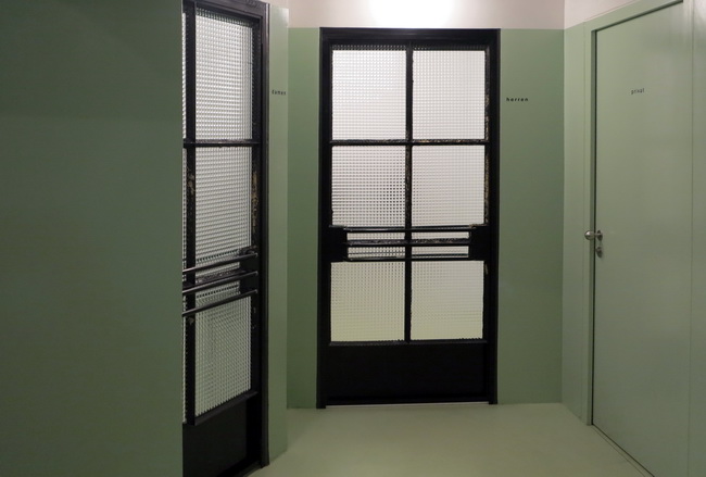 Zugang zu den Toiletten mit Stahltüren