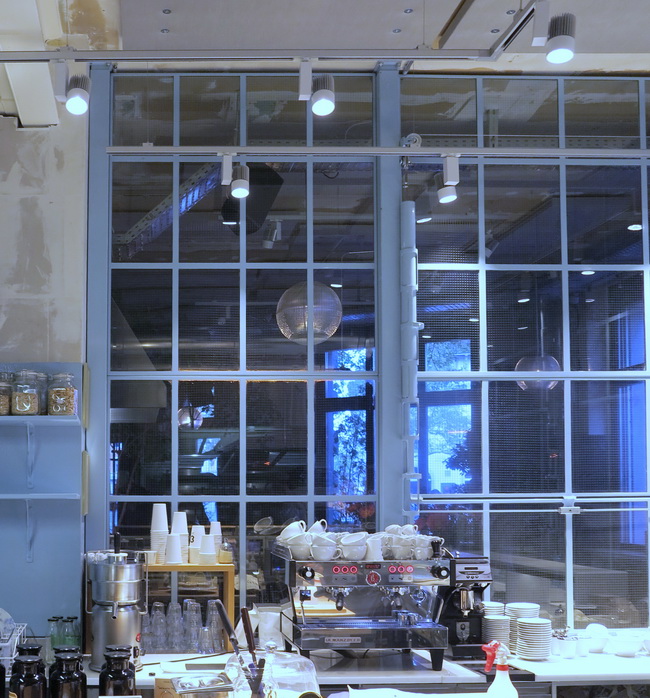 cafe bank hubfenster windfang messingvitrinen 11