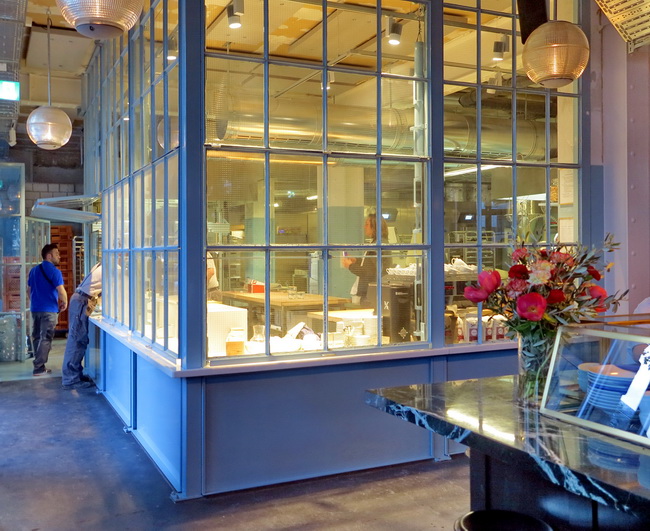 cafe bank hubfenster windfang messingvitrinen 12