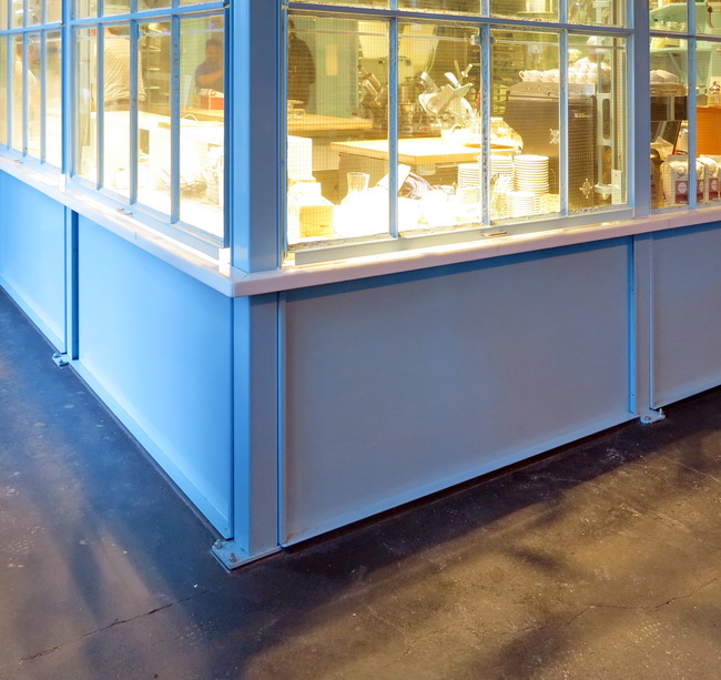 cafe bank hubfenster windfang messingvitrinen 12a