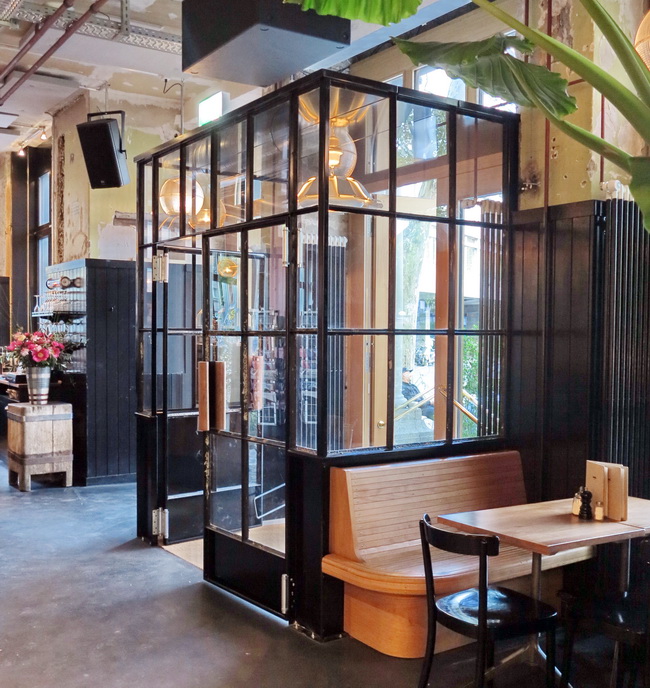 cafe bank hubfenster windfang messingvitrinen 14