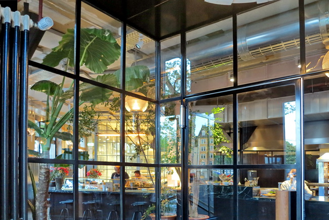 cafe bank hubfenster windfang messingvitrinen 15