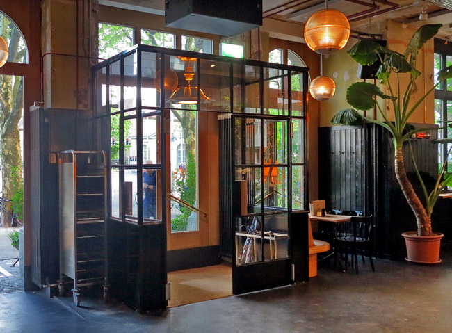 cafe bank hubfenster windfang messingvitrinen 16