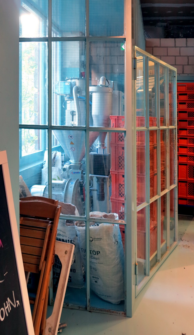 cafe bank hubfenster windfang messingvitrinen 18