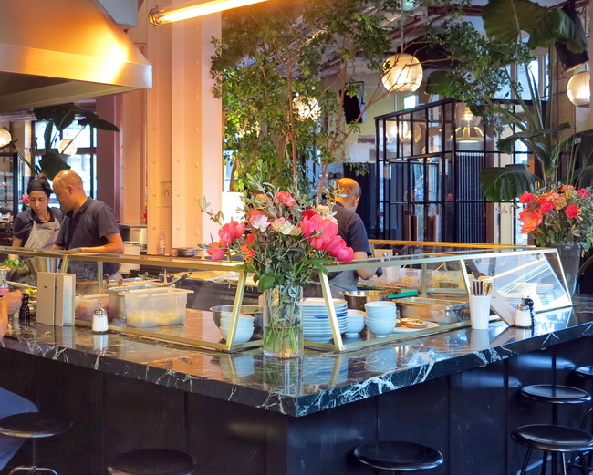 Messingvitrinen als Spuckschutz auf der Bar