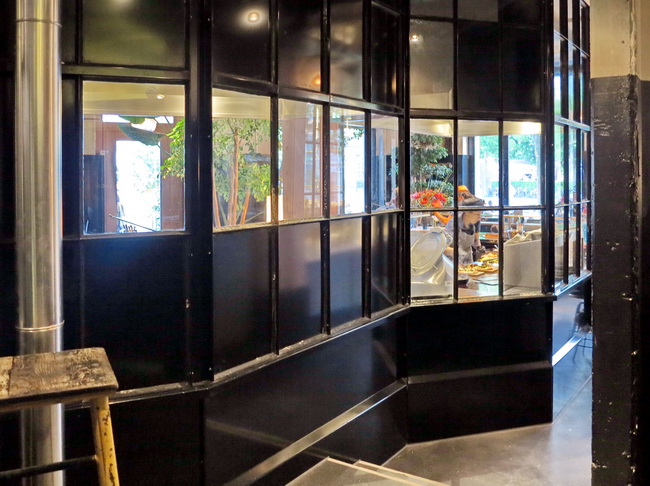 café bank hubfenster windfang messingvitrinen 22