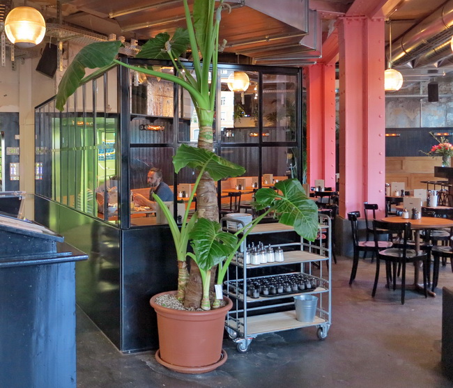 café bank hubfenster windfang messingvitrinen 23