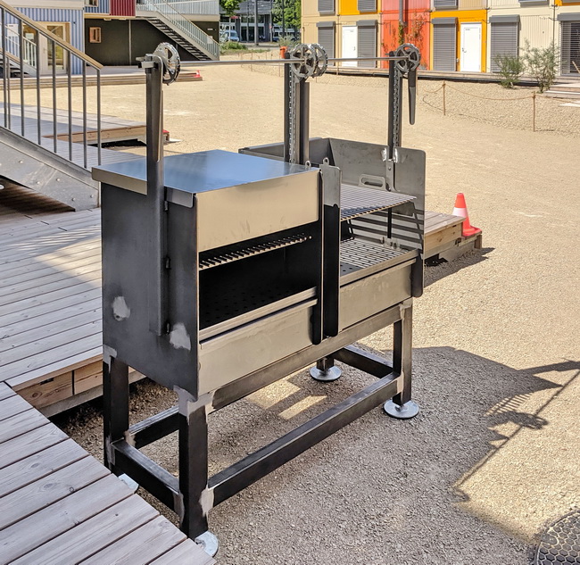 holzkohle gastrogrill mit abdeckung kurbel 02